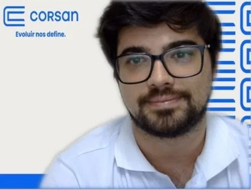 Atendente da CORSAN em uma videochamada com a marca da companhia ao fundo