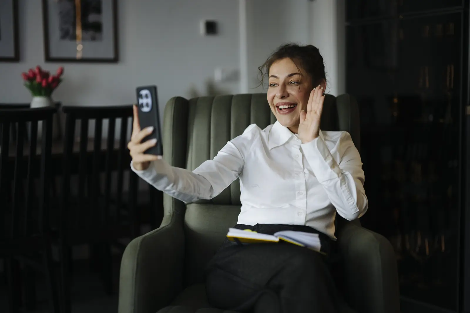 Cliente em casa fazendo uma videochamada pelo celular
